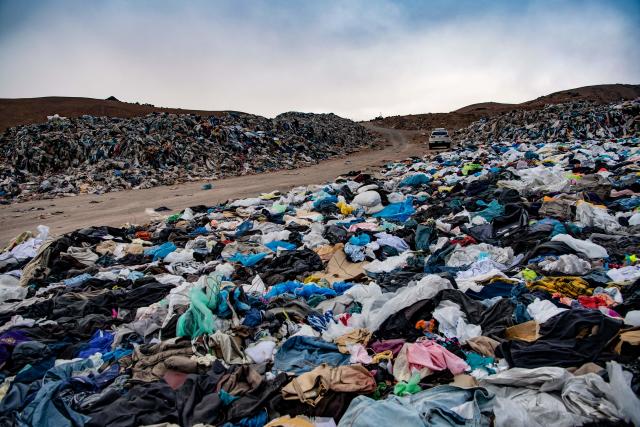 Hay montaña de ropa sin vender de marcas de moda que no de crecer en el de Atacama