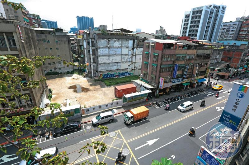 台北市萬華一處數百坪工地，去年才發生建商撐不下去、換手的狀況，如今傳出新建商打算擴大整地開發。