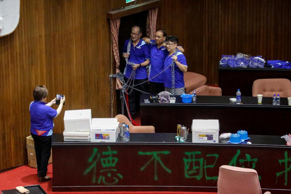 Barricadas, enfrentamientos y peleas en el Parlamento de Taiwán