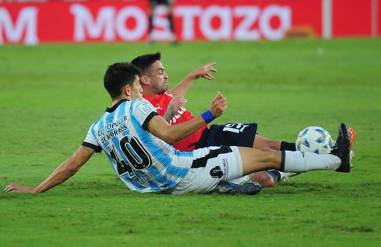 Damián Pérez, lateral izquierdo de Independiente, lucha con Justo Giani