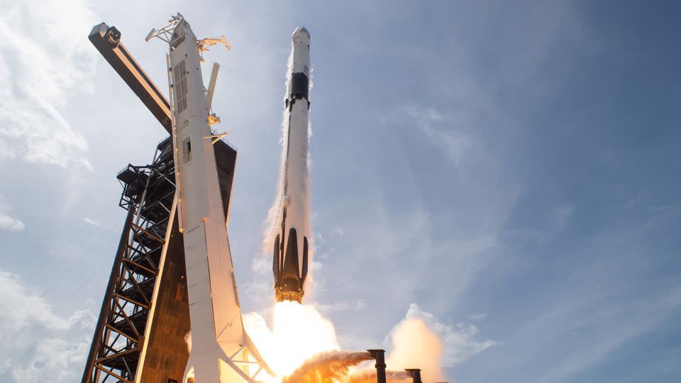 De SpaceX Falcon 9-raket met het Crew Dragon-ruimtevaartuig van het bedrijf lanceerde NASA-astronauten Robert Behnken en Douglas Hurley naar het internationale ruimtestation, ter gelegenheid van de inaugurele bemande vlucht van het ruimtevaartuig, op 30 mei 2020. — Joel Koski/NASA