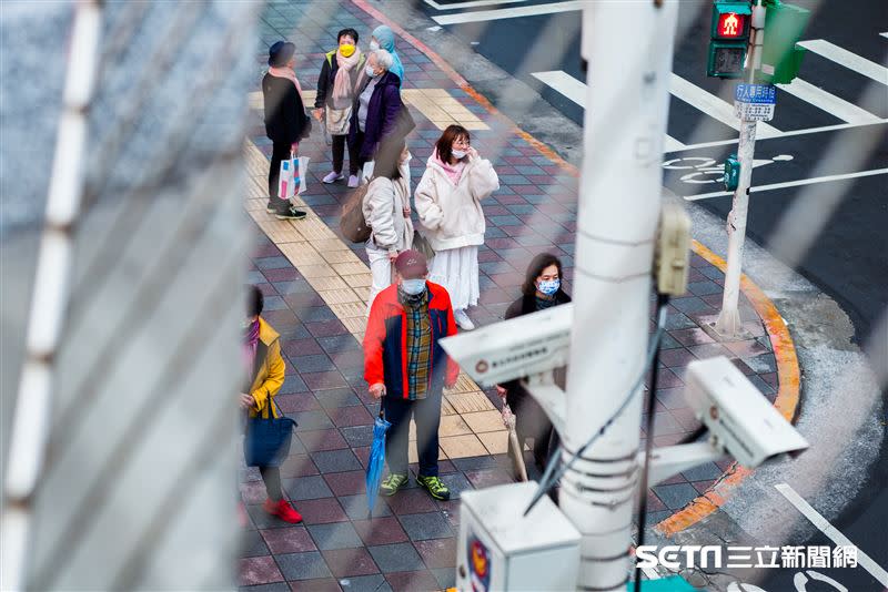 吳德榮表示這一波冷到週五，週末各地天氣晴朗穩定。（示意圖／記者陳弋攝影）