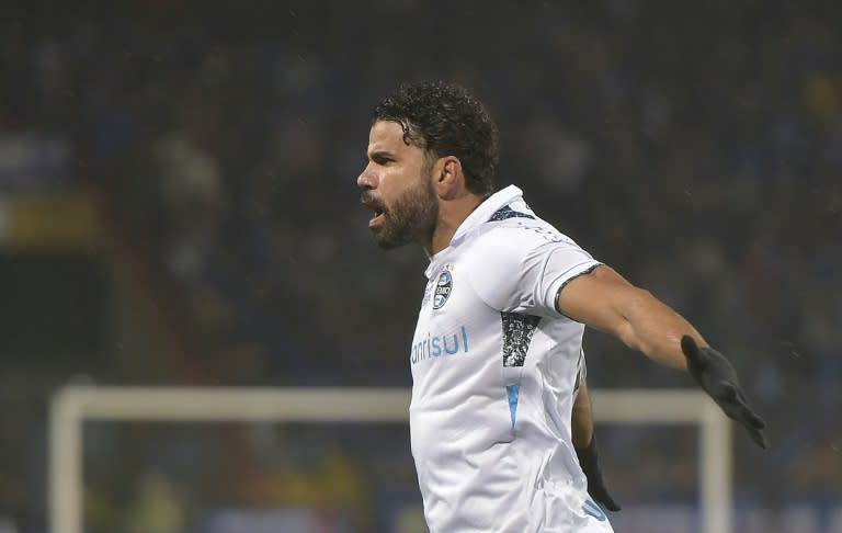 El delantero hispanobrasileño Diego Costa celebra tras marcar durante el partido de fútbol de la fase de grupos de la Copa Libertadores entre el Huachipato chileno y el Gremio brasileño, en el estadio de Huachipato en Talcahuano, Chile, el 4 de junio de 2024. (Guillermo SALGADO)