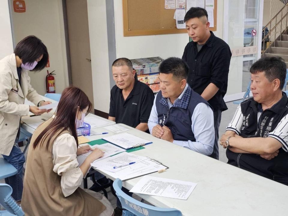 此次地方公職補選民進黨僅在雲林縣麥寮鄉獲得勝利，由合作的無黨籍候選人許忠富成功當選。圖為許忠富登記參選麥寮鄉長   圖：翻攝自許忠富臉書