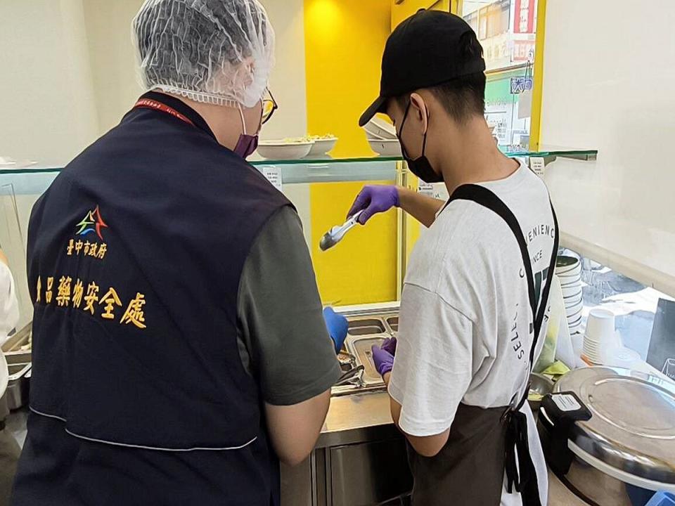 食安處稽查公共運輸場站周邊餐飲業。（圖：食安處提供）