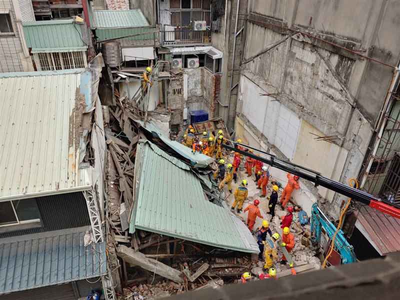 台灣大道老屋坍塌面積約40坪，當時活埋三名工人，醫師曝死因，一人大出血死亡，兩人則因活埋太久應為悶斃。(圖／台中市消防局提供)