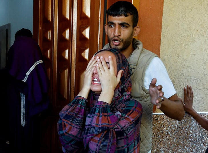 Una mujer llora la muerte de sus familiares en ataques aéreos de Israel contra la ciudad de Khan Younis, en el sur de la Franja de Gaza. Octubre 12, 2023. REUTERS/Ibraheem Abu Mustafa