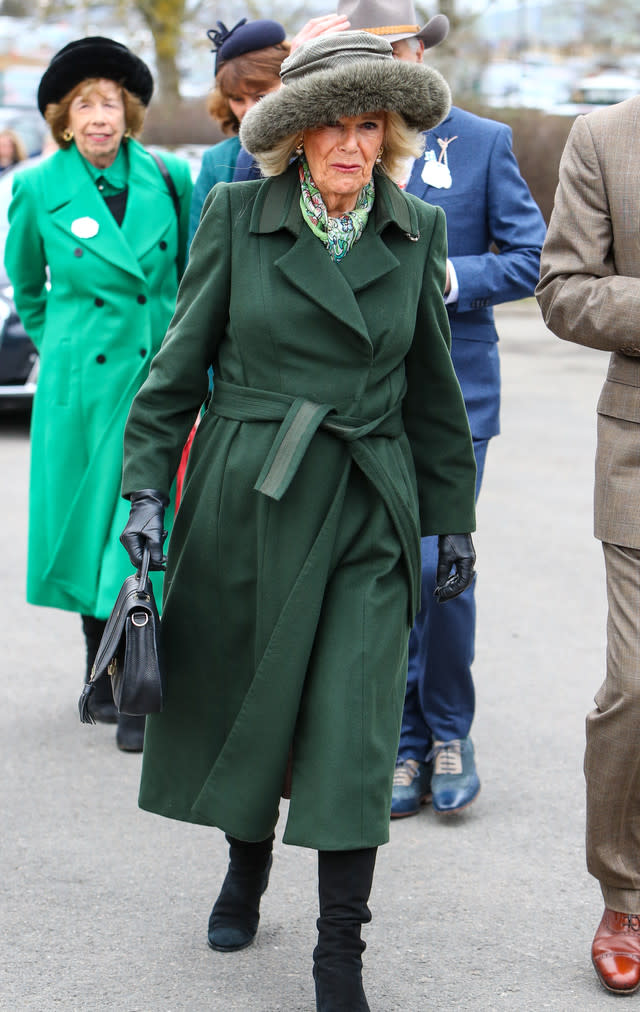 Ladies' Day beim Pferderennen in Cheltenham: Auch Königin Camilla trotzte den Elementen
