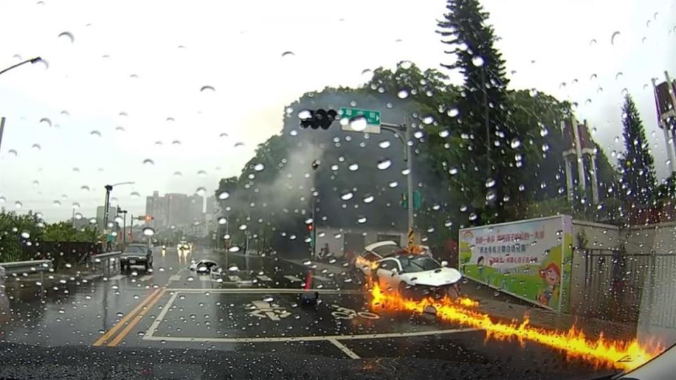 新北汐止27日下午發生一場死亡車禍。（圖／東森新聞）