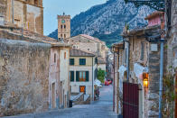 Pollença es el municipio más septentrional de la isla de Mallorca y destaca por sus casas con techos de tejas árabes. Entre sus principales atracciones está el Calvario, una escalinata de 365 peldaños que conducen a un mirador espectacular. (Foto: Getty Images).