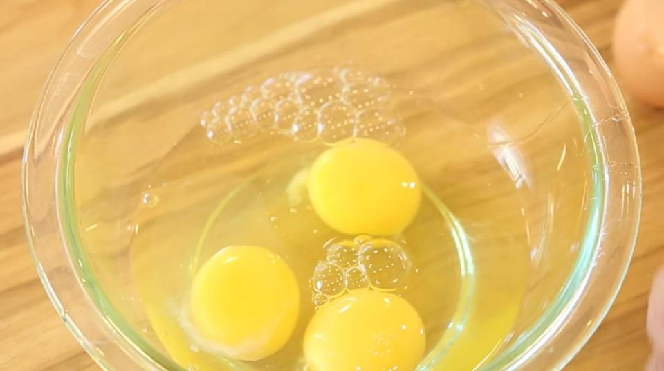 用叉子拌勻3顆蛋，加入鹽巴調味。