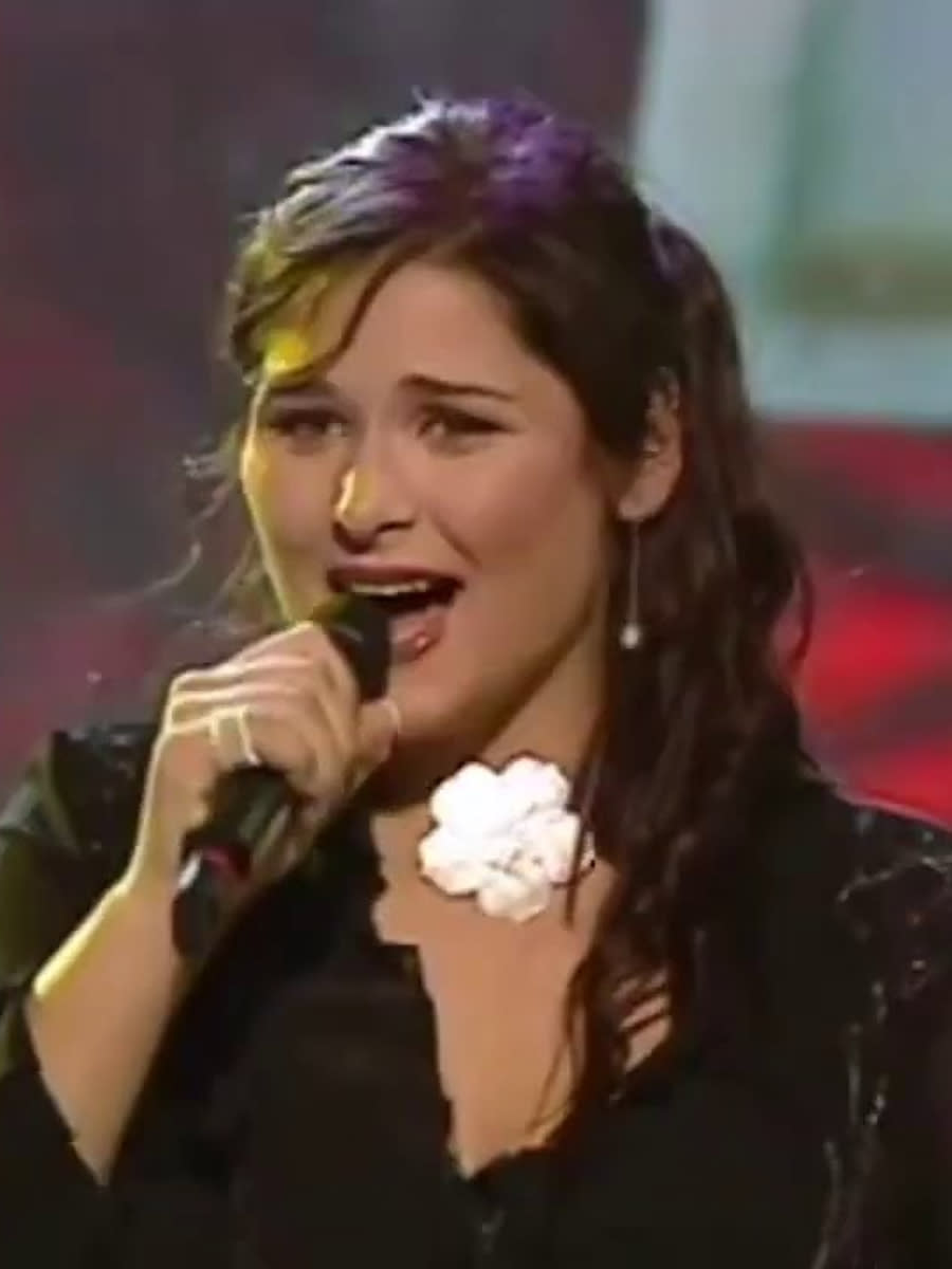 La cantante representó a España en el festival de Eurovisión en 2002. Nada tiene que ver su actual look con el aspecto que tenía entonces. (Foto: YouTube / <a href="https://www.youtube.com/watch?v=YAtUd-GjCyE&ab_channel=RosaL%C3%B3pez" rel="nofollow noopener" target="_blank" data-ylk="slk:Rosa López;elm:context_link;itc:0;sec:content-canvas" class="link ">Rosa López</a>)