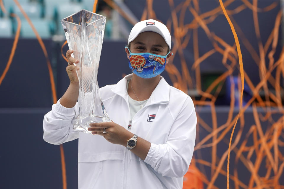 La australiana Ashleigh Barty posa con el trofeo del Abierto de Miami, luego que la canadiense Bianca Andreescu abandonó la final del sábado 3 de abril de 2021 (AP Foto/Lynne Sladky)