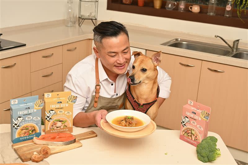 江宏恩飼養的D弟面對美食忍不住猛舔口水。（圖／艾迪昇傳播提供）