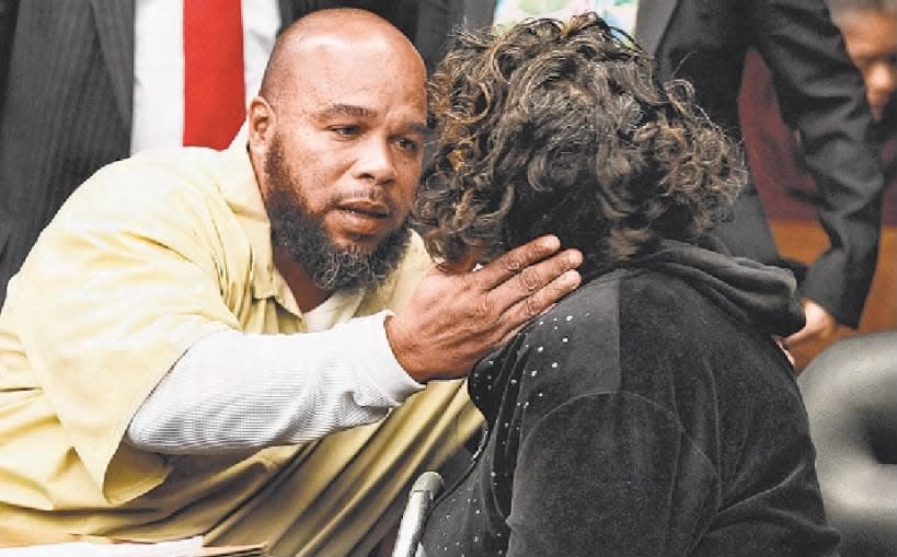 Gerard Richardson greets his mother, Annie Claybon of Rahway, after a hearing on Monday, Oct. 28, 2013, in state Superior Court in Somerville.