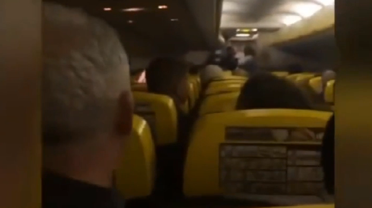 <p>Weil die Tragflächen einer Ryanair-Maschine vereist waren, bat eine Flugbegleiterin im Januar die Passagiere um ein wenig um Geduld. Der Flug von Glasgow nach Dublin würde sich etwas verzögern, die Tragflächen müssten vor dem Abflug noch enteist werden. Doch anstatt es dabei zu belassen, schob die Stewardess eine Bemerkung hinterher, die für Unruhe an Bord sorgte: "Wir wollen doch schließlich nicht sterben." Stöhnen und verängstigtes Grölen unter den Fluggästen. Da hätte die Dame wohl etwas taktvoller sein können. <a rel="nofollow" href="https://de.nachrichten.yahoo.com/schockierende-durchsage-einer-ryanair-stewardess-124552423.html" data-ylk="slk:Hier lesen Sie die komplette Nachricht.;elm:context_link;itc:0;sec:content-canvas;outcm:mb_qualified_link;_E:mb_qualified_link;ct:story;" class="link  yahoo-link">Hier lesen Sie die komplette Nachricht.</a> </p>