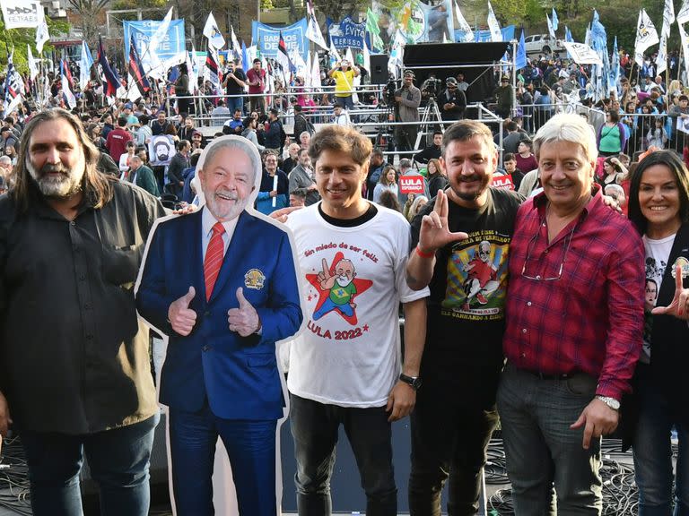 El kirchnerismo cerró el acto presidencial de Lula con una gigantografía.