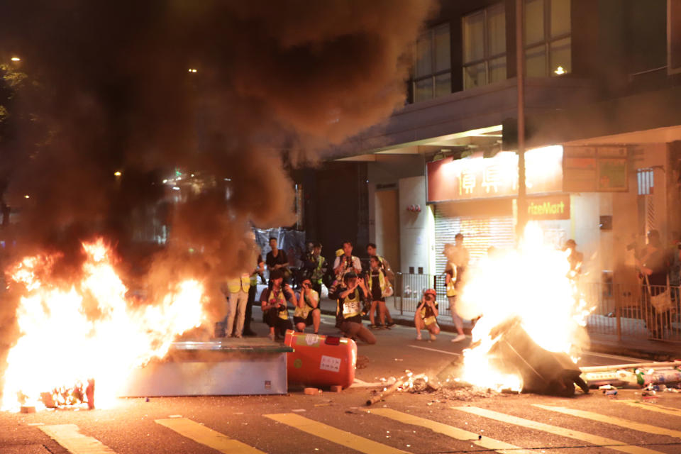 香港警察下午4時多以催淚彈和水炮車在金鐘政府總部外清場後，晚間示威者往灣仔和銅鑼灣方向走，沿途多次焚燒雜物。（中央社）