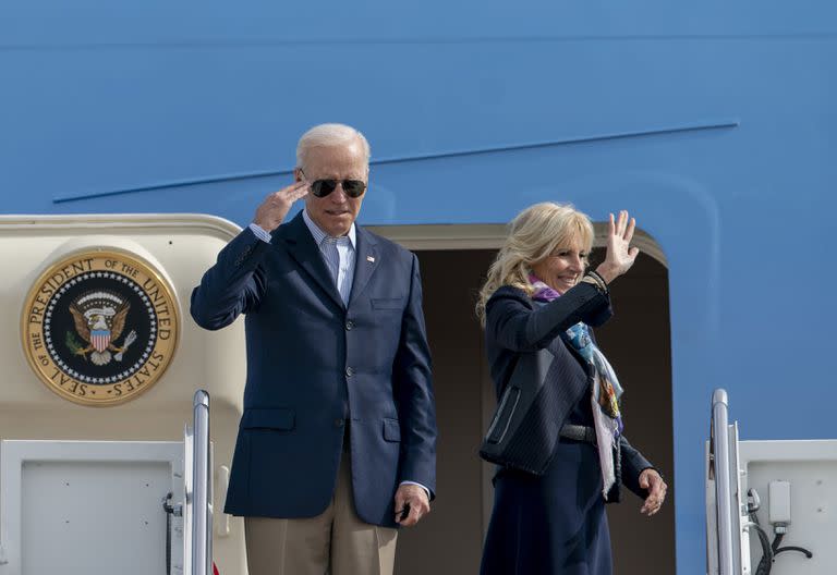El saludo de Joe y Jill Biden antes de volar hacia Roma