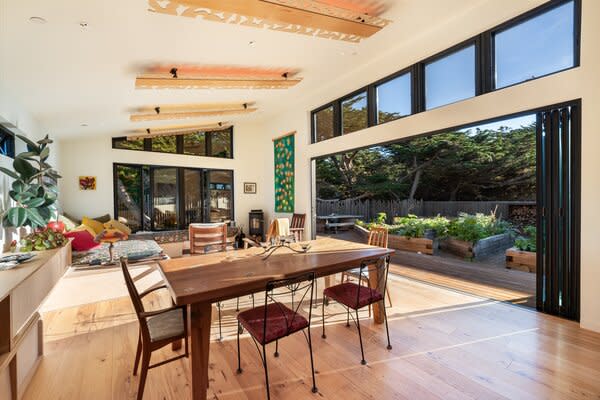 Expansive accordion doors connect the main living areas with the central garden courtyard.