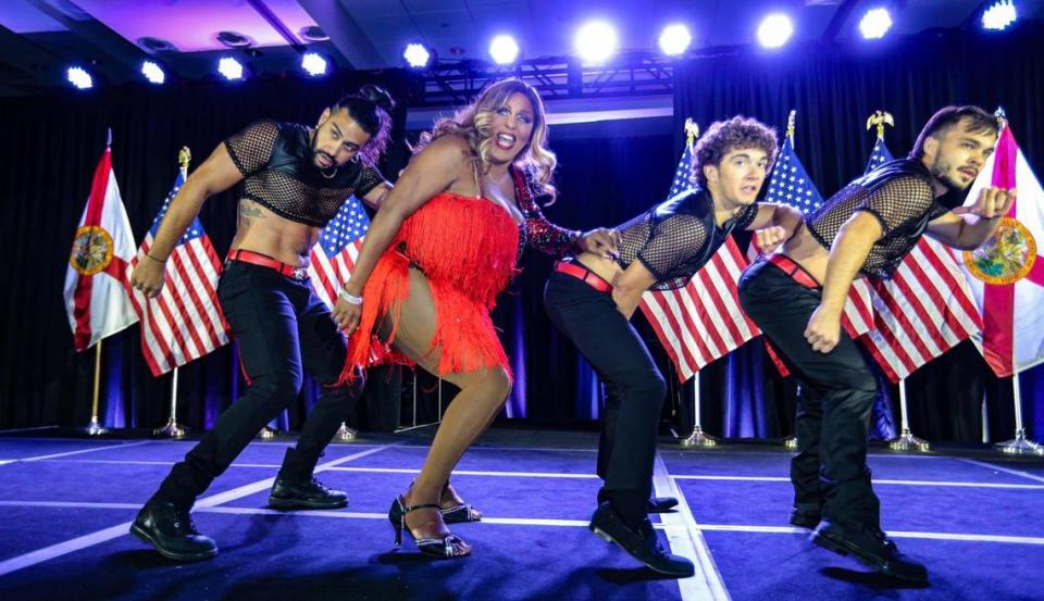 La artista drag Velvet LeNore uniéndose a los bailarines en el escenario durante la gala anual Leadership Blue Weekend del Partido Demócrata de la Florida en el Fontainebleau Hotel de Miami Beach, Florida, el sábado 8 de julio de 2023.