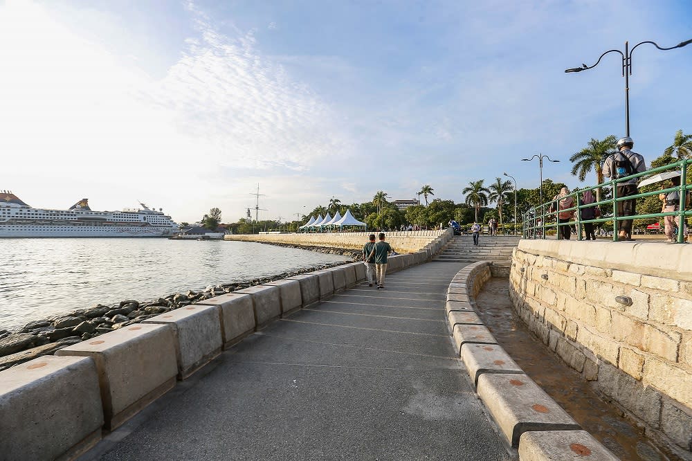 The Esplanade seawall is now finally completed and open to public. ― Picture by Sayuti Zainudin