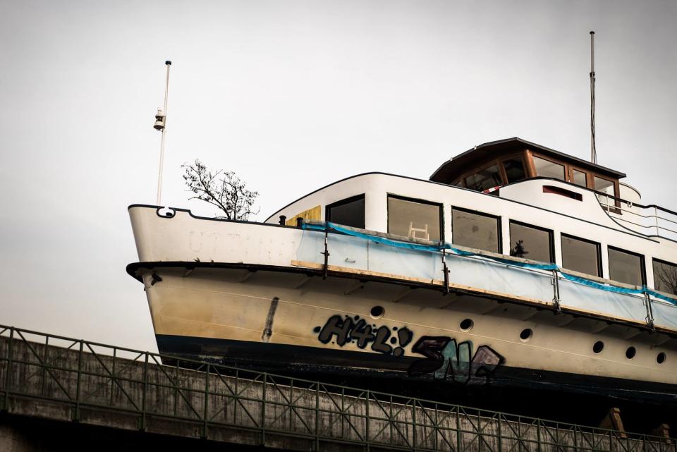 <p>Unter dem Motto „Sternenflotte – Ein Weihnachtshafen über Sendling“ wird die Alte Utting, das legendäre auf der Brücke in der Lagerhausstraße geparkte Nightlife-Schiff, zum Xmas-Paradies umfunktioniert. Bis Dreikönig gibt’s Feuerzangenbowle an Deck, Glühwein im Zauberwald und allerlei weitere Köstlichkeiten frisch vom Food-Stand, dazu Geschenkideen aus Kunsthandwerk und Musikprogramm in beheizten Zelten. 28.11.2018-06.01.2019, Mo-Mi 16-0 Uhr, Do 16-1 Uhr, Fr, 16-2 Uhr, Sa 10-2 Uhr, So 10-22 Uhr, Eintritt frei. (Bild: Alte Utting / Facebook) </p>