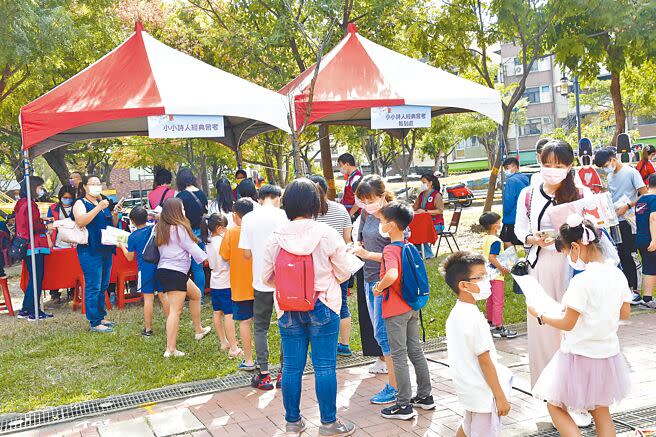 彰化詩歌節24日在員林公園、興賢書院熱鬧登場，活動以歌唱、吟誦、舞蹈等多元方式，帶領大家走進詩的世界。（吳建輝攝）