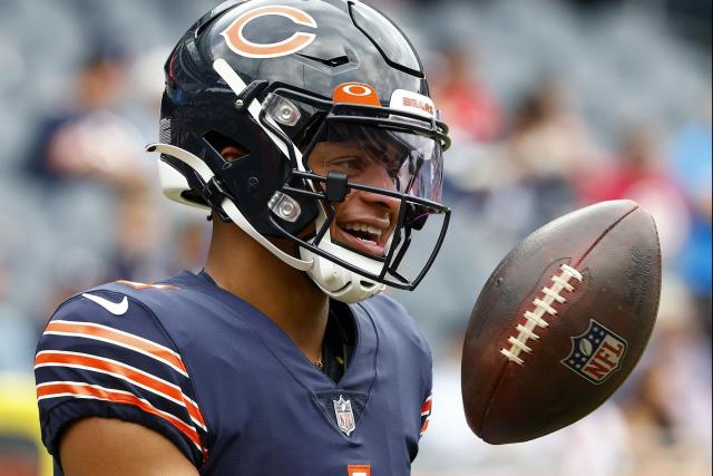 LOOK: Bears QB Justin Fields greets kids after offseason training