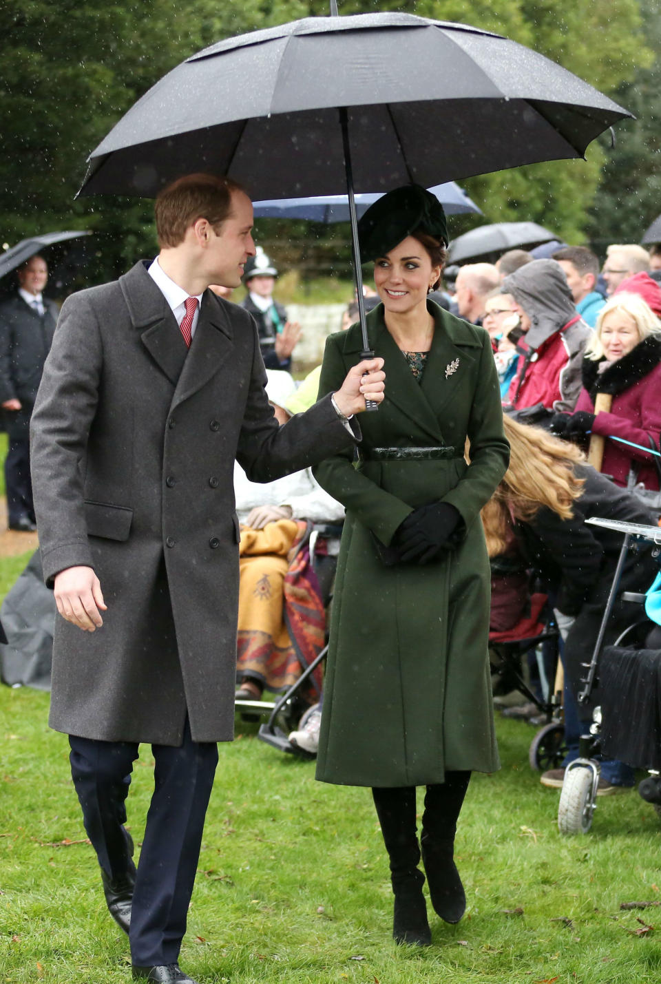 <p>La duquesa de Cambridge ha lucido este color en eventos más importantes. Este fue el look, por ejemplo, que escogió para asistir a la tradicional misa de Navidad. (Foto: Gtres). </p>