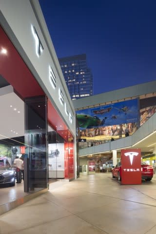 Tesla Store Los Angeles [photo: Misha Bruk / MBH Architects]