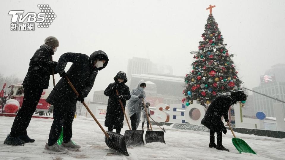 漫天的白雪雖然美麗，但早已習慣看雪的韓國民眾幽默以「漂亮的垃圾」稱之。（圖／達志影像美聯社）