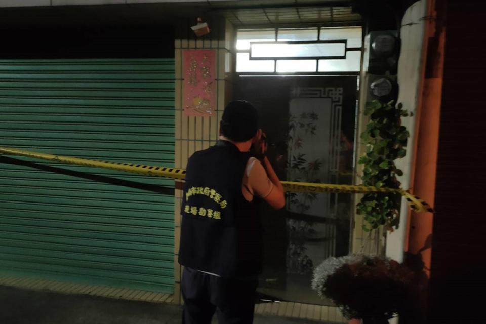 台南市一名婦人25日涉嫌在家中持刀砍傷女兒，隨後意 圖自盡，女兒傷重送醫不治。案發後警方到場拉起封鎖 線，展開蒐證調查。（中央社／資料照片）
