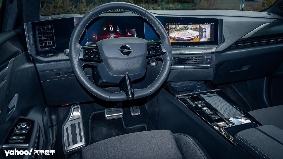 10 吋數位儀錶與10 吋多媒體觸控螢幕營造出科技感十足的座艙氛圍。