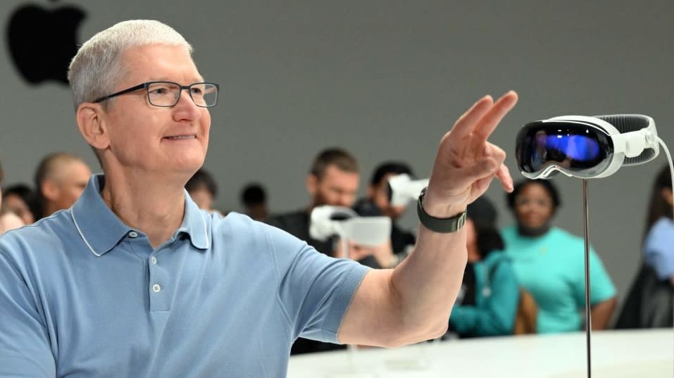  Apple Vision Pro and Tim Cook. 