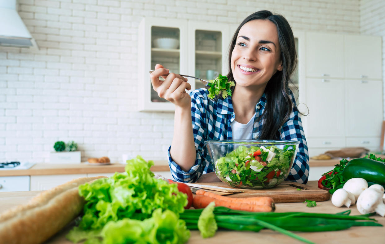 Una dieta basada en plantas podría ser buena para la salud en general, así como para el planeta, pero los científicos advierten que las mujeres vegetarianas son más susceptibles a las fracturas de cadera en el futuro que aquellas que comen carne y pescado con regularidad. (Foto: Getty)