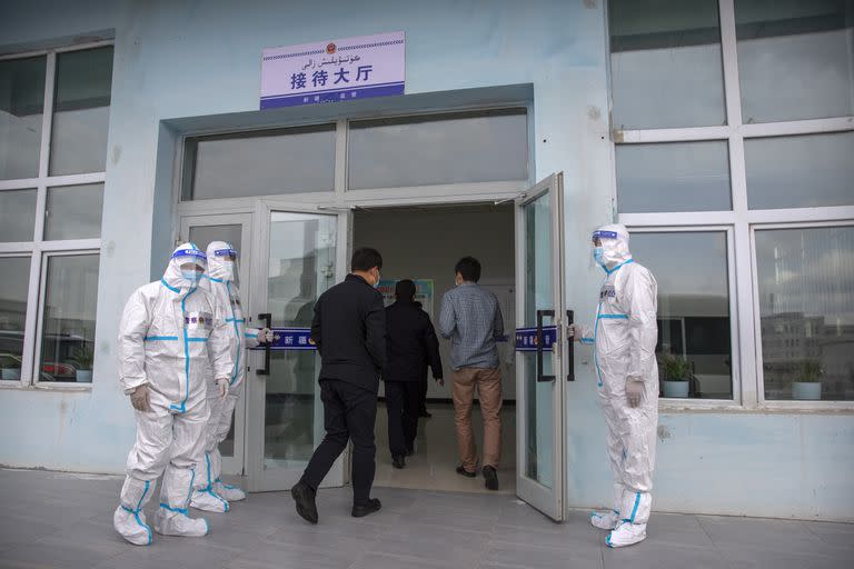 Oficiales en el Centro de Detención Urumqi Número 3 en Dabancheng (AP Photo/Mark Schiefelbein)