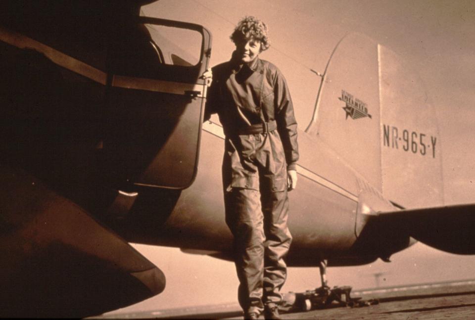 Amelia Earhart wurde zur Legende, als sie 1932 als erste Frau allein den Atlantik überflog. Der Versuch einer Weltumrundung blieb 1937 unvollendet. Earhart stürzte ab und versank - so die offizielle Version - in den Tiefen des Ozeans. Um das Schicksal der Pilotin und ihres Navigators Fred Noonan ranken sich bis heute jedoch die wildesten Gerüchte. (Bild: Getty Images)