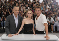 Tom Hanks, Olivia DeJonge y Austin Butler, de izquierda a derecha, posan con motivo del estreno de "Elvis" en el Festival Internacional de Cine de Cannes, en el sur de Francia, el jueves 26 de mayo de 2022. (Foto por Joel C Ryan/Invision/AP)