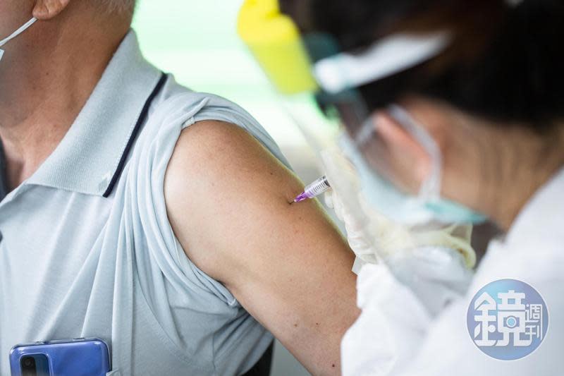 有醫師分享瑞典研究的混打疫苗時劑保護力數據，指出AZ+莫德納是最強組合。