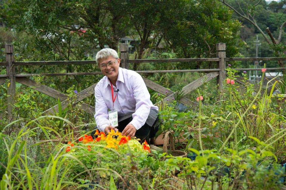 「台灣香草之父」尤次雄推廣花卉香草栽種及飲食長達20幾年，他研發的花火鍋奔放燦爛，也符合台灣人愛吃熱食的飲食偏好。