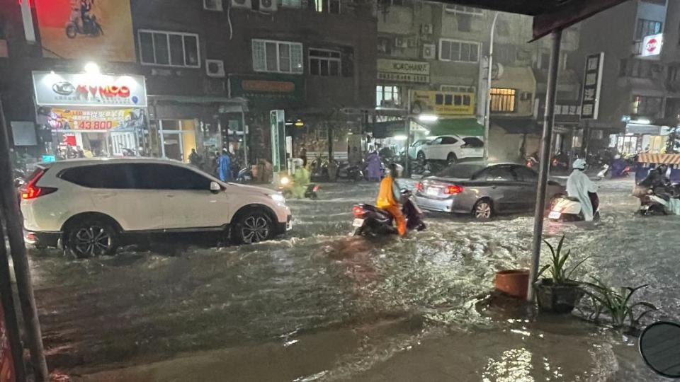 短短一小時，整條馬路就淹成「漂漂河」（圖／民眾提供）