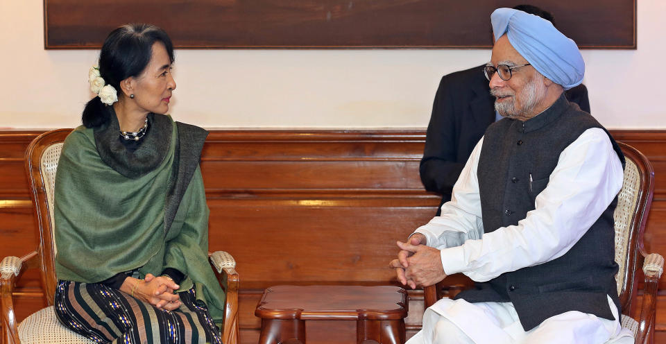 Myanmar's opposition leader and Nobel laureate Aung San Suu Kyi, left, speaks with Indian Prime Minister Manmohan Singh prior to a meeting in New Delhi, India, Wednesday, Nov. 14, 2012. Suu Kyi is on a six-day visit to India. (AP Photo/Harish Tyagi, Pool)