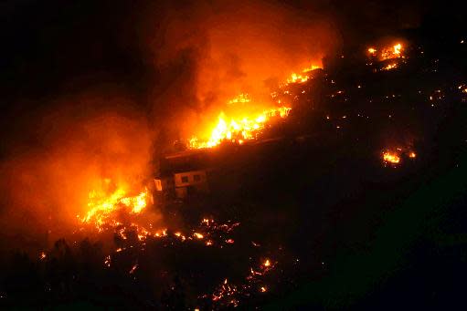 Unas casas en llamas por un incendio en la ciudad portuaria chilena de Valparaíso, el 12 de abril de 2014 (AFP | Felipe Gamboa)