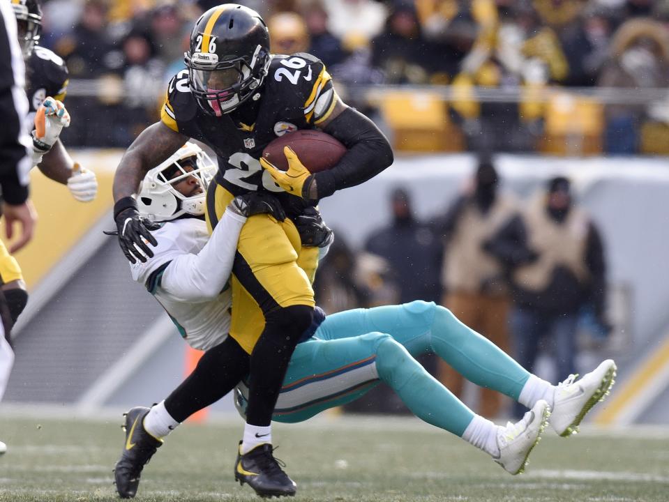 Pittsburgh Steelers running back Le'Veon Bell compares his patience as a runner to NBA superstar Steph Curry. (AP)