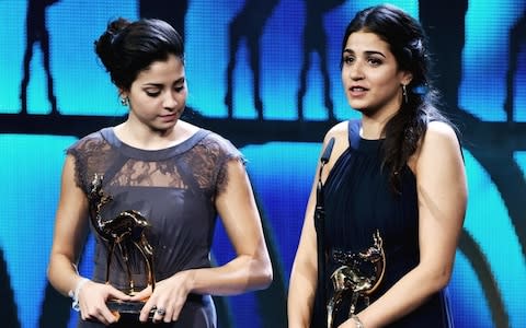 Las hermanas Mardini, Yusra y Sarah, durante la entrega de los premios Bambi en 2016. La menor, Yusra, participó en los Juegos Olímpicos de Río Janeiro. Como nadadora, sus especialidades fueron los 100 metros mariposa y 100 metros libres. / Foto: The Telegraph