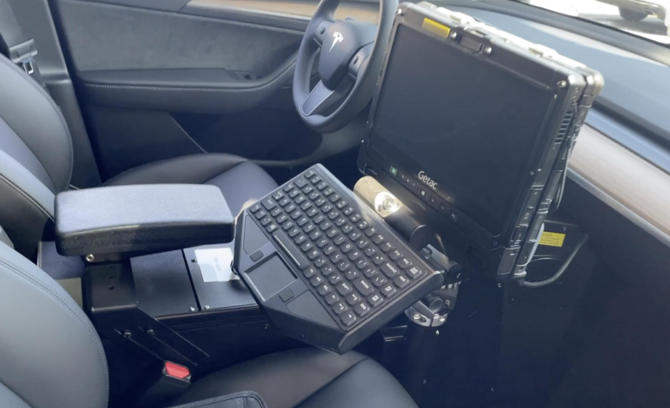 改裝後的Tesla Model Y內安裝了無線電及車載電腦、與後排隔開的透明隔板等警用裝置。(記者趙健/攝影)