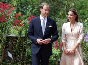 Herzogin Kate und Prinz William sind nun schon seit über zehn Jahren ein Paar. Im Jahr 2007 trennten sie sich jedoch für eine kurze Zeit. Kate beschuldigte damals Insiderinformationen nach Prinz Charles, er würde einen Keil zwischen sie und William treiben. Eine Äußerung, die der Queen ganz und gar nicht gefallen haben soll.