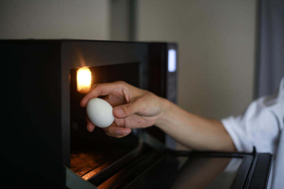 Un huevo crudo con su cáscara explota dentro del microondas (Foto: Getty)