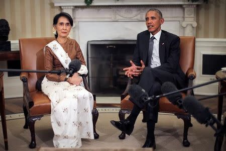 U.S. President Barack Obama talks to the media as he meets with Myanmar's State Counsellor Aung San Suu Kyi at the Oval Office of the White House in Washington, D.C., U.S. September 14, 2016. REUTERS/Carlos Barria